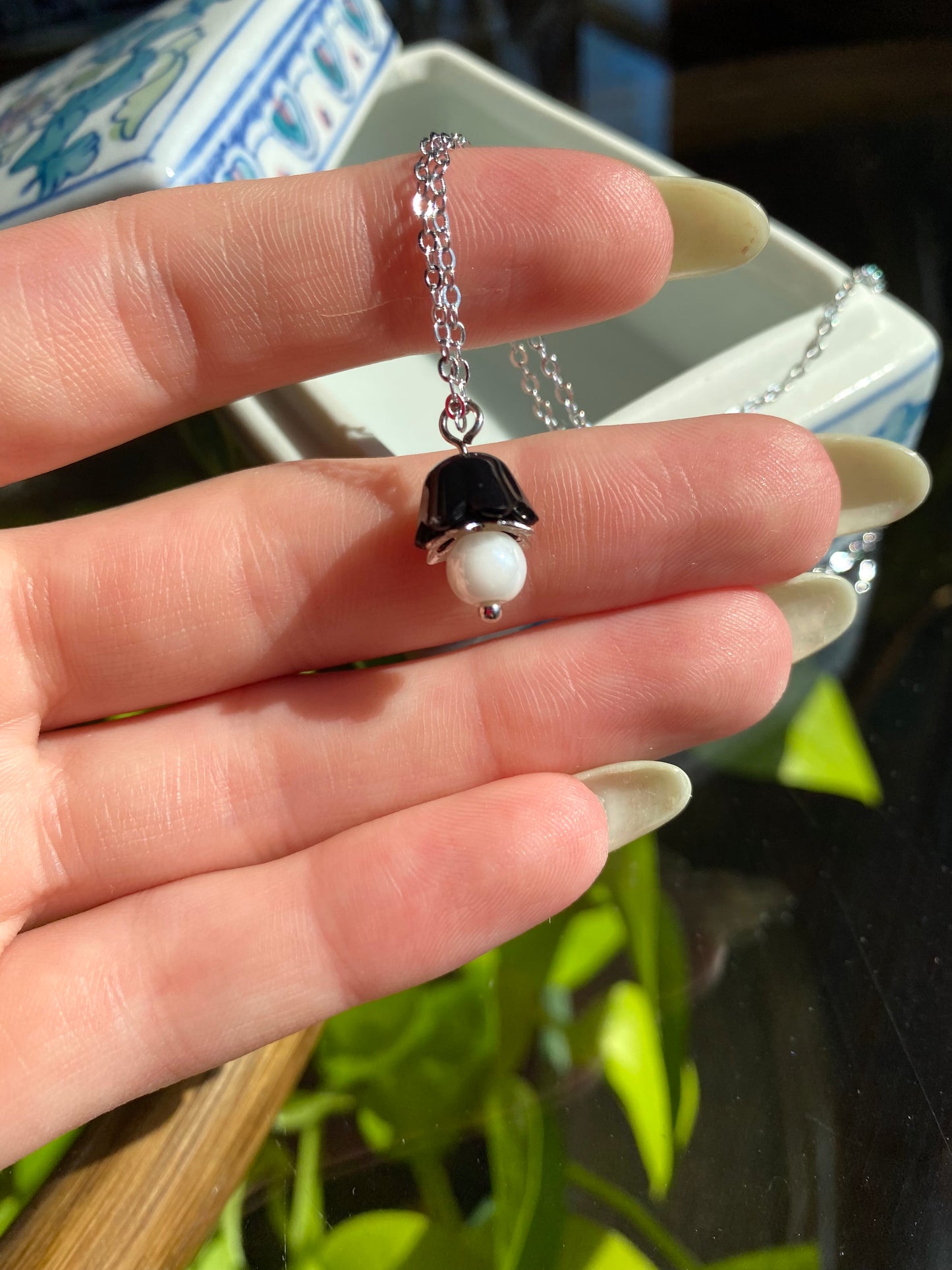 Small Black and White Silver Flower Necklace 20”